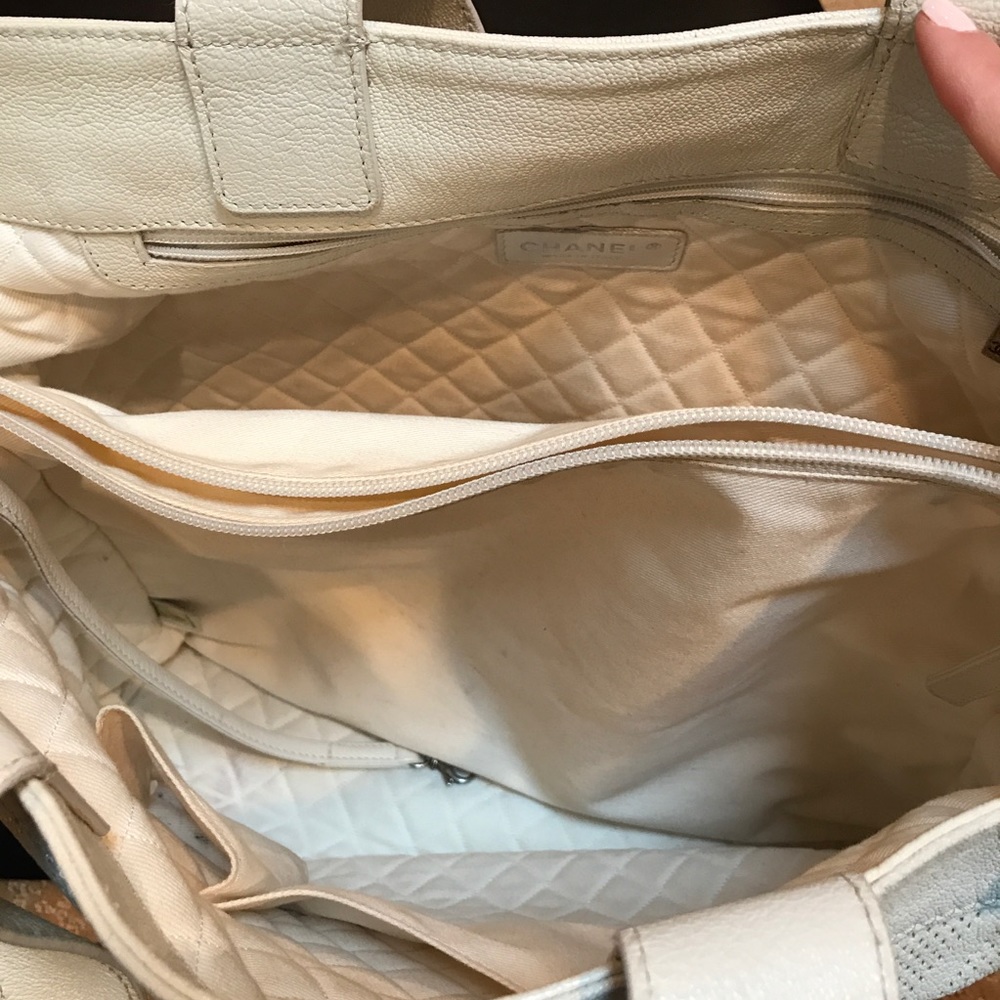 Chanel white perforated tote with handles and CC - Picture 8 of 8